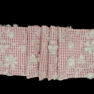 Tissu en coton à carreaux gingham rose poudré et blanc de qualité supérieure, avec broderie florale blanche épaisse, pour robes et kurtis – Vente en gros directe usine - Product Image 1