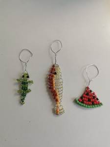 Porte-clés élégant et de qualité supérieure avec broderie perlée, design floral fait main, perles colorées et détails artisanaux raffinés pour un usage quotidien - Product Image 2