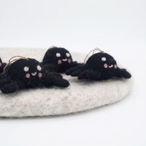 Adorno de Araña Negra de Fieltro y Hilo, Divertido y Bonito, Decoración Colgante de Halloween, Set de Regalo para Niños, Venta al por Mayor - Product Image 1