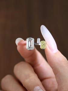 Anillo de Moissanita de Tres Piedras con Corte Radiante Amarillo de 0.51CT y Corte Esmeralda de 1Ct, Plata 925 Original, para Boda, Aniversario, Fiesta, Ocasión Especial - Product Image 3