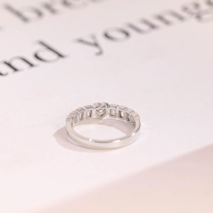 Anillo de Eternidad de Oro Blanco con Corazón y Diamante Cultivado en Laboratorio con Corte Esmeralda - Product Image 6