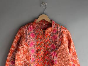 Veste matelassée florale à col mandarin pour femme, manches longues, longueur standard, en polyester rembourré, poches plaquées, CADEAU POUR ELLE - Product Image 4