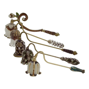 Éteignoir à bougie élégant à long manche en métal, accessoire pour bougies, éteignoir de mèche, décoration d'intérieur, cadeau - Product Image 1