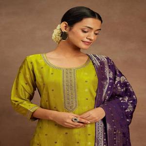 Conjunto de Kurta, Pantalón y Dupatta de Seda Artística Color Mostaza para Mujer, Marca VASTRA COTTAGE, con Trabajo de Tejido, Traje Étnico Elegante para Fiestas - Product Image 2