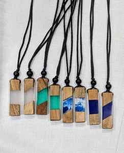 Collier pendentif rectangulaire en résine et bois fait main de qualité supérieure, époxy bleu océan, multicolore, tendance, unisexe, pour cadeau ou usage quotidien - Product Image 3
