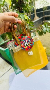 Exquisitos Cestas de Regalo Hechas a Mano para Holi con Vibrantes Bolsas Net Potli y Detalles Decorativos Festivos - Product Image 2