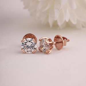 Pendientes de Moissanita Redonda de Corte Brillante de 2.00 Quilates en Plata de Ley 925 para Mujer - Product Image 3