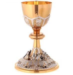 Cáliz moderno. Este cáliz personalizado con relieve, chapado en oro y plata, es hecho a mano con latón y acero de alta calidad. - Product Image 1