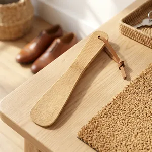 Cuchara para Zapatos de Madera Hecha a Mano con Lazo de Cuero, Cuchara de Madera Natural Compacta para Calzarse, Ayuda para el Vestir, Fácil de Usar, Ideal para Viajes - Product Image 3