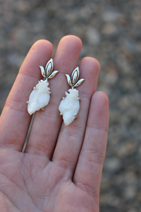 Pendientes Tradicionales de Hueso Tallado, Hechos a Mano - Product Image 4