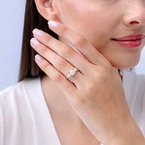 แหวนทองคำแท้ 14k ขนาด 7 มม. และ 4 มม. ประดับโอปอลทรงกลม 2.20 กะรัต พร้อมเพชรประดับแบบพาเว่ แหวนสามเม็ดแบบสามขา แหวนทริโลจี เครื่องประดับชั้นดี - Product Image 5