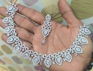 ชุดสร้อยคอทองเหลืองดีไซน์หรูสำหรับผู้หญิง ผิวเรียบเนียน สวยงามทันสมัย เหมาะสำหรับใส่ในชีวิตประจำวันและงานปาร์ตี้ สำหรับส่งออก - Product Image 6