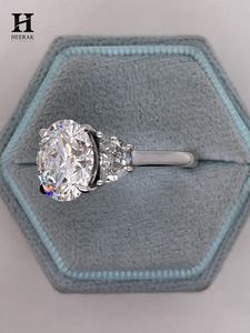 Bague de fiançailles de luxe en or blanc 14 carats avec trois diamants de laboratoire taille brillant ronds et diamants latéraux demi-lune - Product Image 4