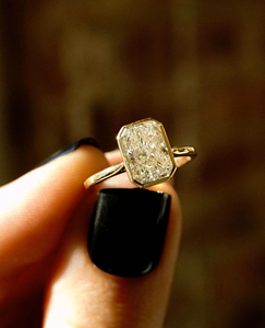 Anillo de Compromiso con Diamante Cultivado en Laboratorio de Corte Ovalado de 2.00 CT, Engaste de Bisel, Certificado IGI, Oro de 14K, Anillo de Novia Minimalista - Product Image 1
