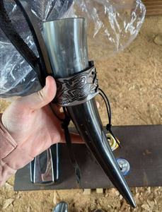 Cuerno Vikingo de Imitación Antigua Hecho a Mano de Calidad Premium, Duradero, con Cuerno Natural y Correa de Cuero, Tamaño Personalizado - Product Image 2