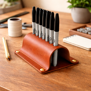 Portalápices Cuadrado Mediano de Cuero Personalizado NEW ERA, Organizador de Escritorio Hecho a Mano, Color Personalizado, Impresión UV/Digital, Alta Calidad - Product Image 4