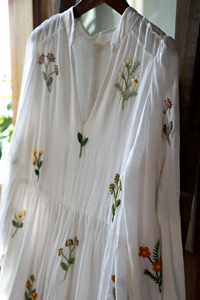 Elegante Vestido Maxi de Algodón Blanco Bordado a Mano con Vibrantes Motivos Florales, Vestido Bohemio de Manga Larga con Corte en A y Volantes - Product Image 5