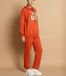 Ensemble de survêtements sportifs deux pièces pour femme, coupe oversize personnalisée, imprimé graphique, avec sweat à capuche et pantalon de jogging - Product Image 3