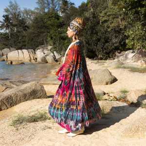 Kimono traditionnel tie-dye pour femme, style bohème, coupe classique, col en V profond, écoresponsable, grandes tailles, détails à pompons et volants - Product Image 3