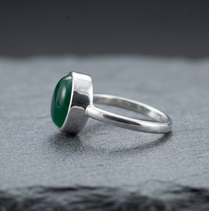 Anillo minimalista de plata de ley 925 con ónix verde de 8 mm, engaste de bisel con piedra preciosa redonda, hecho a mano, para uso diario, unisex. - Product Image 2