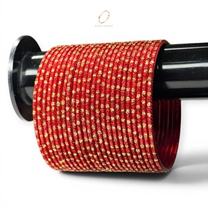 Pulsera de Acero Inoxidable para Mujer, Antideslustre, en Rojo Intenso con Superficie Texturizada y Cristales Chapados en Oro, Precio al por Mayor - Product Image 1