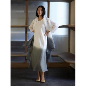 Conjunto de Vestido Maxi de Lino Ombre para Mujer con Chaqueta Transparente de Frente Abierto, Vestido sin Mangas con Degradado de Blanco a Gris, Estilo Contemporáneo para Resort - Product Image 1