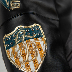 Chaqueta de Cuero de Oveja Negra con Logotipo Bordado Personalizado, Chaqueta Universitaria de Cuero PU Impermeable y Ecológica para Hombre - Product Image 4