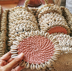 Sous-verres en rotin rose tressé faits à la main, garnis de coquillages de cauris naturels, disponibles à prix de gros. - Product Image 1