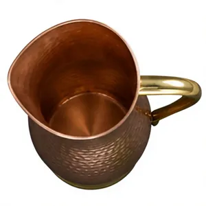 Pichet en cuivre martelé avec poignée en laiton, carafe à eau texturée vintage, vaisselle décorative artisanale, pichet ayurvédique pour la santé - Product Image 1