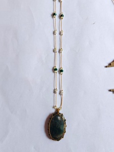Collier fait main enroulé de fils avec pendentif ovale en pierre vert foncé, perles multicolores, bijoux spirituels bohèmes - Product Image 1