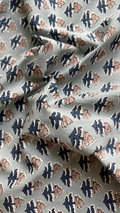 ผ้าฝ้ายพิมพ์ลายดอกไม้สีเทาแบบแฮนด์บล็อก |   วัสดุสำหรับวิ่งบูต้าขนาดเล็ก สีฟ้าและสีชมพู - Product Image 4