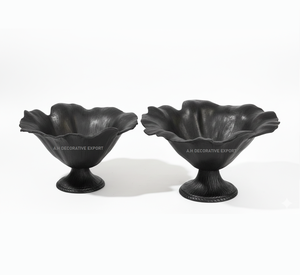 Bol à fruits moderne noir mat à motifs floraux |   Centre de table minimaliste sur piédestal |   Bols de service décoratifs en métal gothique pour la décoration de la maison - Product Image 1