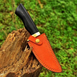 Couteau de chasse à lame fixe en acier Damas forgé à la main de qualité industrielle UA Supplies, pointe tombante, manche en cuir noir, tranchant comme un rasoir - Product Image 5