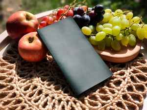 Tarjetero de Cuero Genuino Hecho a Mano, Clásico y de Lujo, con Logotipo Personalizado, Ligero y Resistente al Agua, para Restaurantes y Hoteles - Product Image 5