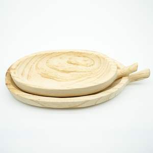Ensemble artisanal de 2 plateaux de service en bois naturel en forme de feuille avec poignées, esthétique élégante et naturelle - Product Image 6