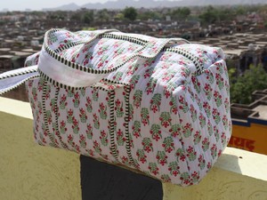 Bolsa de Viaje Acolchada de Algodón Hecha a Mano 2026, Duradera, Ligera, Interior Espacioso con Elegante Estampado en Bloques, Perfecta para Viajar - Product Image 3