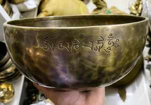 Cuenco tibetano artesanal de latón antiguo con diseño de mantra grabado, cuenco de sonido tradicional para meditación y yoga - Product Image 2