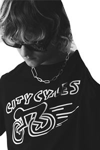 เสื้อยืดคอกลมแขนสั้นสำหรับผู้ชาย, เสื้อยืดผ้าฝ้าย100% เข้ารูปเปิดไหล่ - Product Image 2