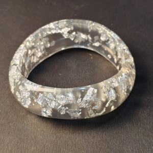 Bracelet en résine époxy transparente pur artisanal avec paillettes argentées, accessoires de luxe scintillants en feuille d'argent, bracelet rond en acrylique durable - Product Image 4