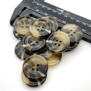 Nouveau style de bouton en résine imitation corne à 4 trous pour chemises et manteaux, idéal pour la vente en gros et l'artisanat naturel - Product Image 6
