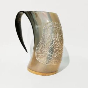 Mug en corne artisanal personnalisé avec gravure viking, en céramique, hautement poli, en corne naturelle d'Inde, pour vin et bière - Product Image 1