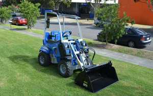 Nueva Minicargadora 8.4SK con Componentes Esenciales como Horquillas para Paletas, Motor, Caja de Cambios y Bomba, en Venta - Product Image 4