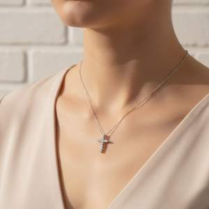 Collier pendentif croix serti de diamants ronds brillants de 0,90 carat en or 9 carats - Product Image 6