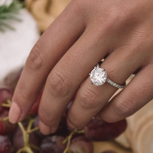 แหวนหมั้นเพชรทรงกลมเจียระไนแบบบริลเลียนท์ ทอง 14K ชุบโรเดียม ตัวเรือนแบบหนามเตย คลาสสิก ได้รับการรับรองจาก IGI - Product Image 3