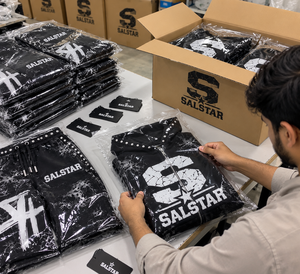 ชุดเซ็ต 2 ชิ้น เสื้อฮู้ดดี้ลายกราฟิกสีดำสำหรับผู้ชายและกางเกงขาสั้นทรงหลวม สไตล์สตรีทแวร์โอเวอร์ไซส์ ชุดแทรคสูท พร้อมโลโก้แบบกำหนดเอง ชุดลำลองสไตล์ฮิปฮอป - Product Image 5