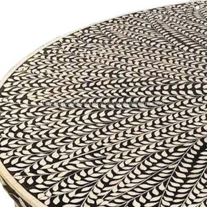 Art dans la décoration Tables basses uniques en incrustation d'os pour un style intemporel - Product Image 1