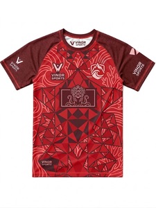 เสื้อว่ายน้ำวินอร์ สปอร์ตส์ สีแดง แขนสั้น พิมพ์ลายแบบซับลิเมชั่น เป็นมิตรกับสิ่งแวดล้อม ป้องกันแบคทีเรีย ผ้ายืดสแปนเด็กซ์ แห้งเร็ว สำหรับผู้ใหญ่ ทั้งชายและหญิง - Product Image 1