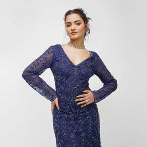 Robe de soirée élégante bleue en tulle perlé à col en V, coupe crayon midi, sans manches, motif floral, ajustée, avec logo frontal - Product Image 2