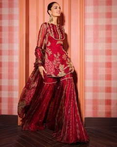 Ensemble haut et sharara en organza doux de qualité supérieure rouge, avec broderie de sequins et travail de miroirs réels, idéal pour les mariages et les fêtes, accompagné d'un dupatta. - Product Image 3