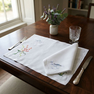 Ensemble de sets de table et de serviettes en lin brodés à la main, motif corail et poisson, pour la maison et les restaurants, décoration de table pour les fêtes et événements, vente en gros sur mesure - Product Image 4